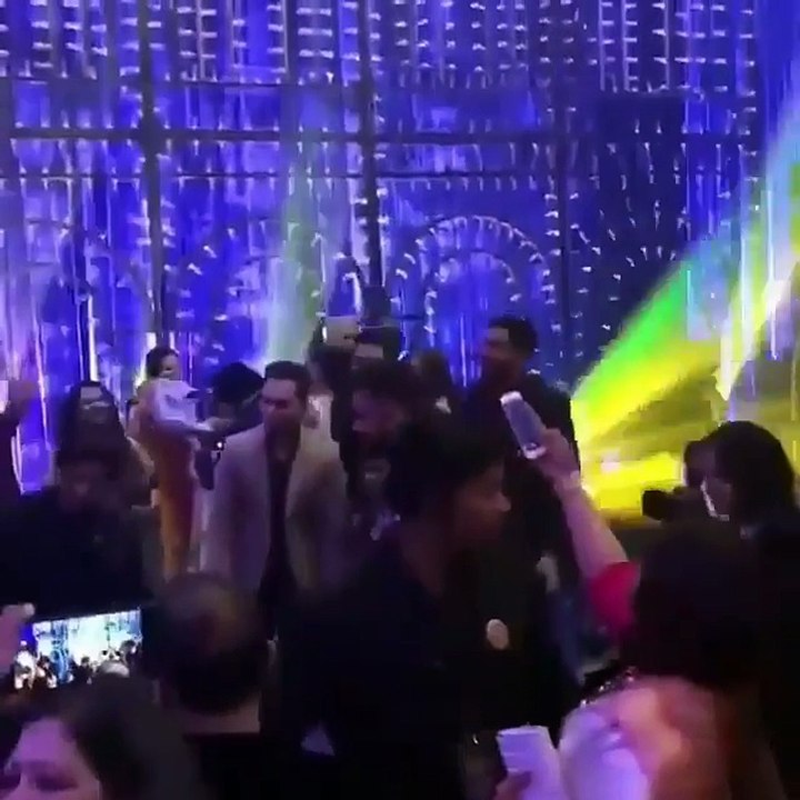 Shahrukh khan dances in Virat Kohli and Anushka Sharma wedding reception
