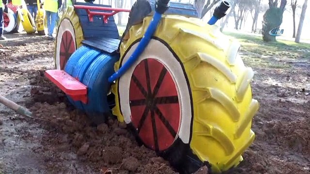 Mimar, mühendis ve marangoz el ele verdi, atıklar oyuncağa dönüştürüldü