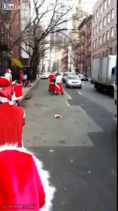 Papais noéis brigam em plena Nova York!