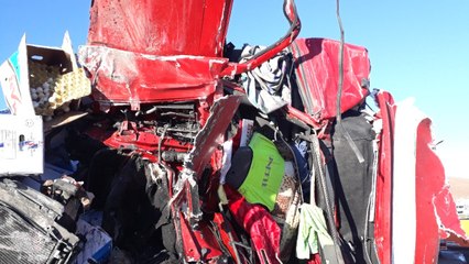 Tırlar Kafa Kafaya Çarpıştı: Şoförlerin Burnu Kanamadı