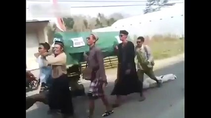 Corpo cai de caixão durante funeral!