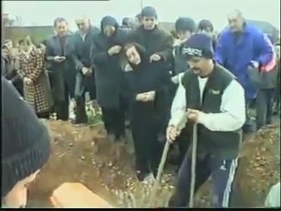 Funeral maluco: coveiro e caixão caem na cova!
