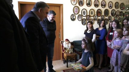 Στο ορφανοτροφείο θηλέων ο Θύμιος Καραΐσκος. Με λουκέτο απειλείται το ίδρυμα