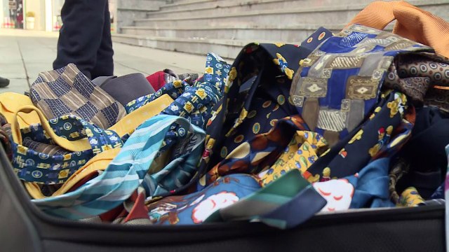 Des Kosovars abandonnent leurs cravates pour protester