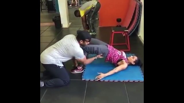 INCREDIBILE -GUARDATE COSA FA QUESTO PERSONAL TRAINER ALLA SUA CLIENTE!!!