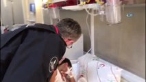 İtfaiye Erleri Ölümden Kurtardıkları 7 Yaşındaki Çocuğu Hastane Odasında Ziyaret Etti