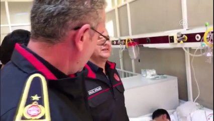 Yangından kurtardıkları çocuğa itfaiye ekibinden anlamlı ziyaret -  İSTANBUL