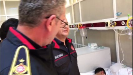 İtfaiye erleri ölümden kurtardıkları 7 yaşındaki çocuğu hastane odasında ziyaret etti