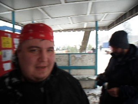 Мужики на остановке зимой Макс, Лёха и Геннадий Горин, город Орёл