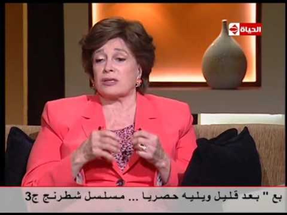 بوضوح - السيدة جيهان السادات " تماسكت بشكل مخيف أمام الناس وانفجرت فى السيارة "