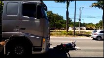 Acidente entre moto e carreta na BR 262 em Cariacica