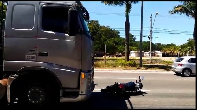 Acidente entre moto e carreta na BR 262 em Cariacica