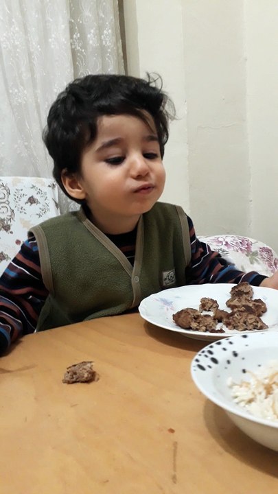 eymen artık yemegını kendisi yiyor