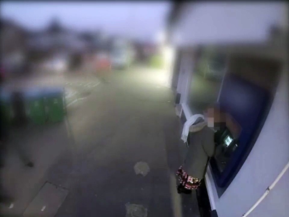 Deux hommes agressent une femme au distributeur automatique mais se font vite calmer