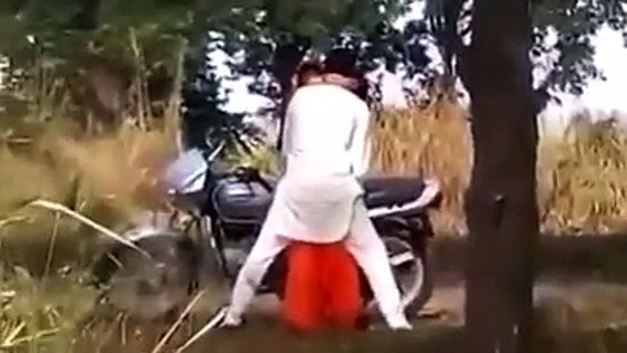 desi munda te kudi road te hi puthe kamm karde hoe