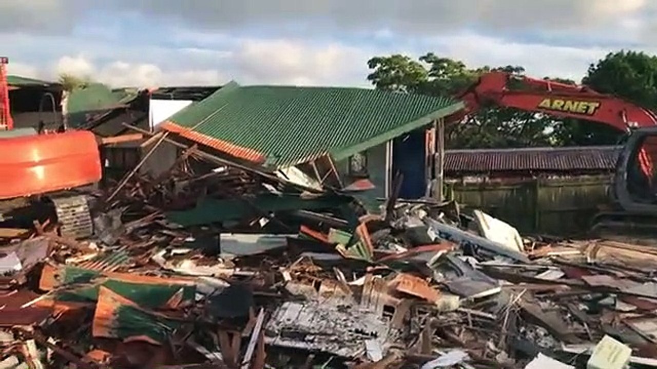 Il détruit la maison du voisin..