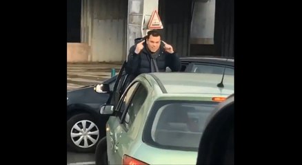 Un automobiliste pète les plombs après une voiture.