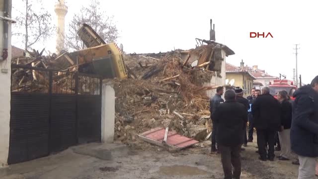 Karaman Yıkım Yapan İş Makinası Devrildi 1 Yaralı