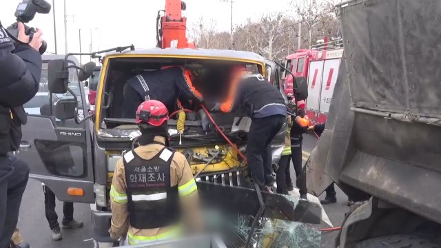 오륜사거리 크레인 차량-화물차 잇따라 추돌...1명 다쳐 / YTN
