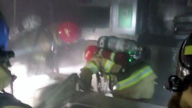 강원도 강릉 대형마트 불...3명 연기 마셔 / YTN