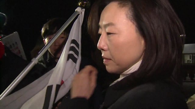 '구속영장 기각' 조윤선 침묵...지지자 경호받고 귀가 / YTN