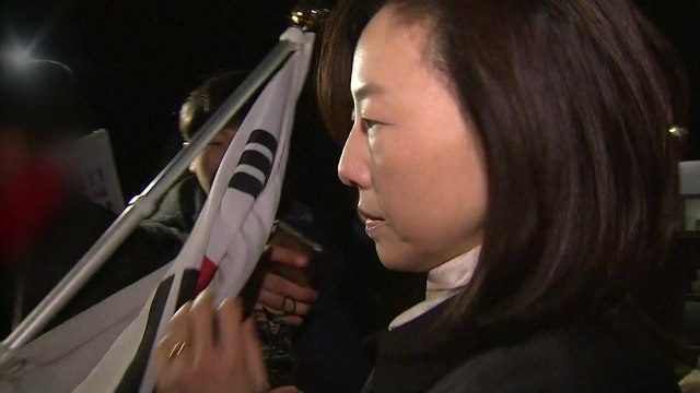 [영상] '구속영장 기각' 조윤선, 지지자 경호받으며 귀가 / YTN