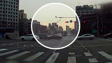 [영상] 정차한 버스 위로 크레인이 '쾅'...1명 사망 / YTN