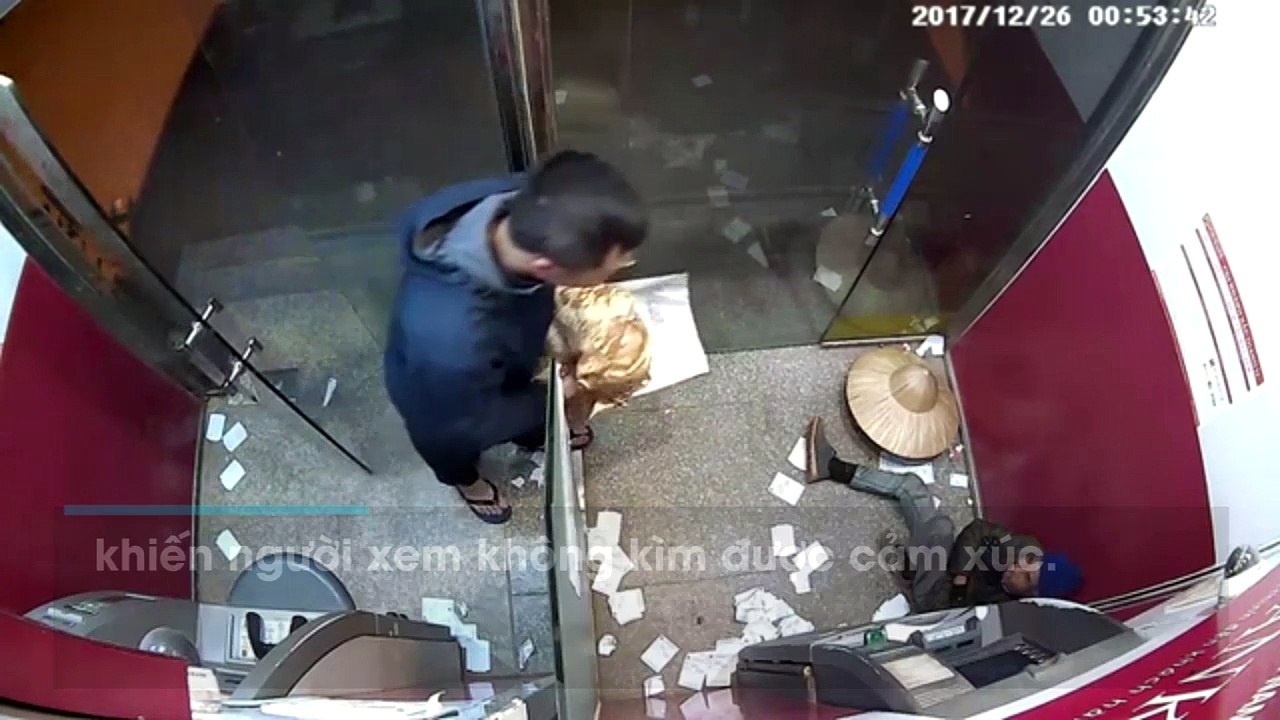 Khoảnh khắc đẹp: Người đàn ông lạ mặt đắp chăn cho cụ ăn xin trong đêm rét