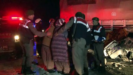 Otomobil tırla çarptıştı: 1 ölü, 3 yaralı - KONYA