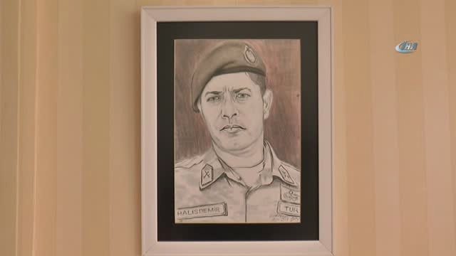 İki Kolu Olmayan Ressam, Ağzıyla Mehmet Akif Ersoy'un Portresini Çizdi