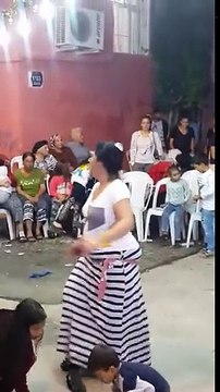 İzmir Romanları Düğünde Ortalığı Yıkıyor Balık Etli Ablamız İlginç Dansıyla Harikalar Yaratıyor