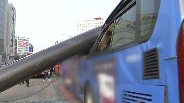 공사장 크레인이 버스 덮쳐...1명 사망·15명 부상 / YTN