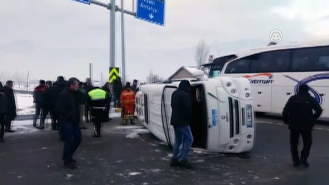 Öğrenci servisi ile otobüs çarpıştı: 18 yaralı (1) - KONYA
