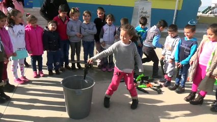 Öğrenciler oyuncak silahlarını çöpe attı, hediyeyi kaptı