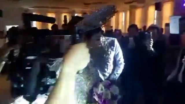 Lâm Khánh Chi hôn chú rể tại lễ cưới