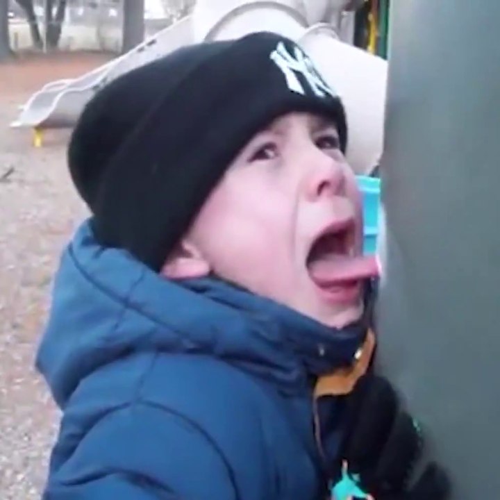 Ce gamin débile s'est collé la langue sur une barre métallique gelée...