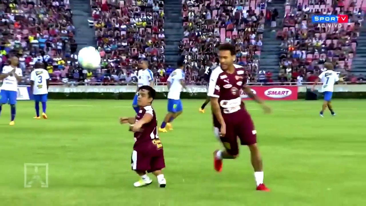 Neymar s'amuse à dribbler un nain pendant son echauffement