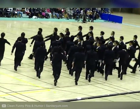 La synchronisation parfaite de ces soldats japonais qui défilent : INCROYABLE