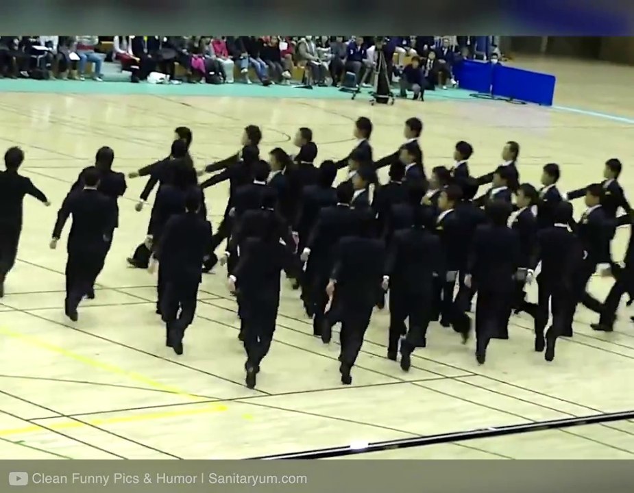 La synchronisation parfaite de ces soldats japonais qui défilent : INCROYABLE