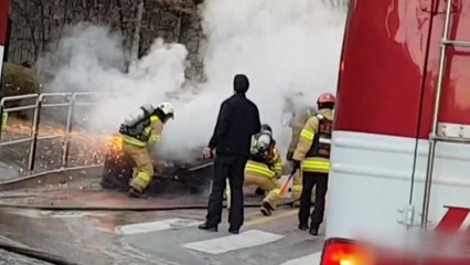 시흥동에서 달리던 승용차 불...원인 조사 / YTN