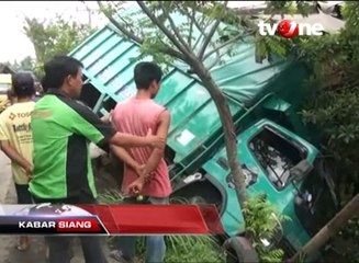 Diserempet Kendaraan Lain, Truk Tabrak Rumah dan Bengkel