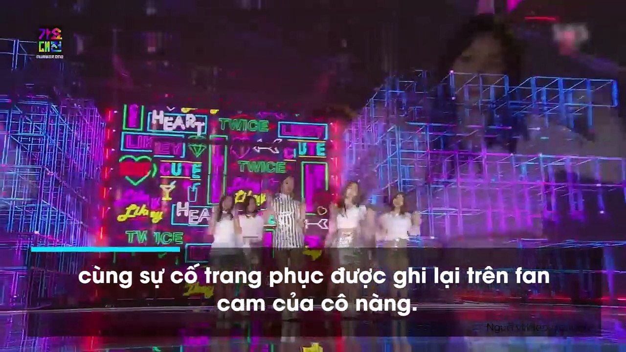 Gặp sự cố trang phục trên sân khấu, Sana ứng biến dễ thương đến mức non-fan cũng yêu thích