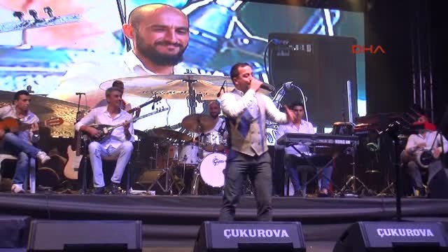 Mersin Demet Akalın, Çizmesini Hayranına Hediye Etti