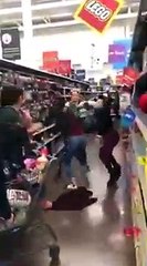 Des mères de famille se battent pour la dernière boite de jeux Barbie