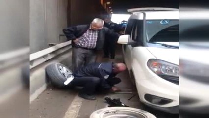 Polis Yolda Kalan Vatandaşın Lastiğini Değiştirdi