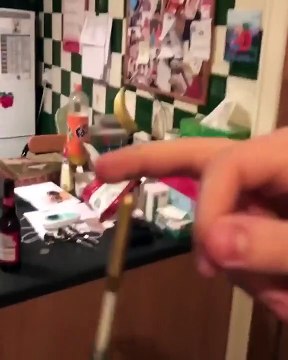 Deux jeunes ont la mauvaise idée de faire les cons en jouant aux fléchettes