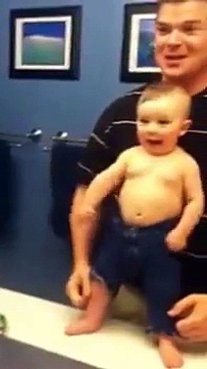 Babasını taklit eden komik Bebek