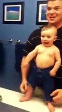 Babasını taklit eden komik Bebek