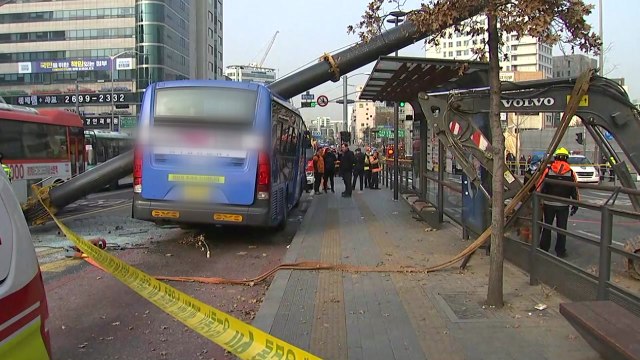 버스 덮친 크레인 '날벼락'...1명 사망·15명 부상 / YTN
