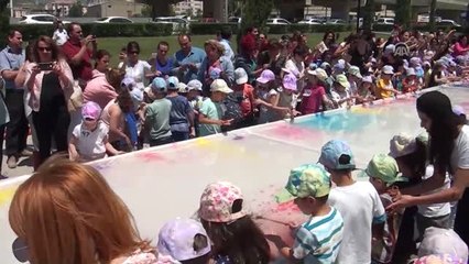 Çocukların Yaptığı 100 Metrekarelik Ebru Çalışmasına Rekor Tescili